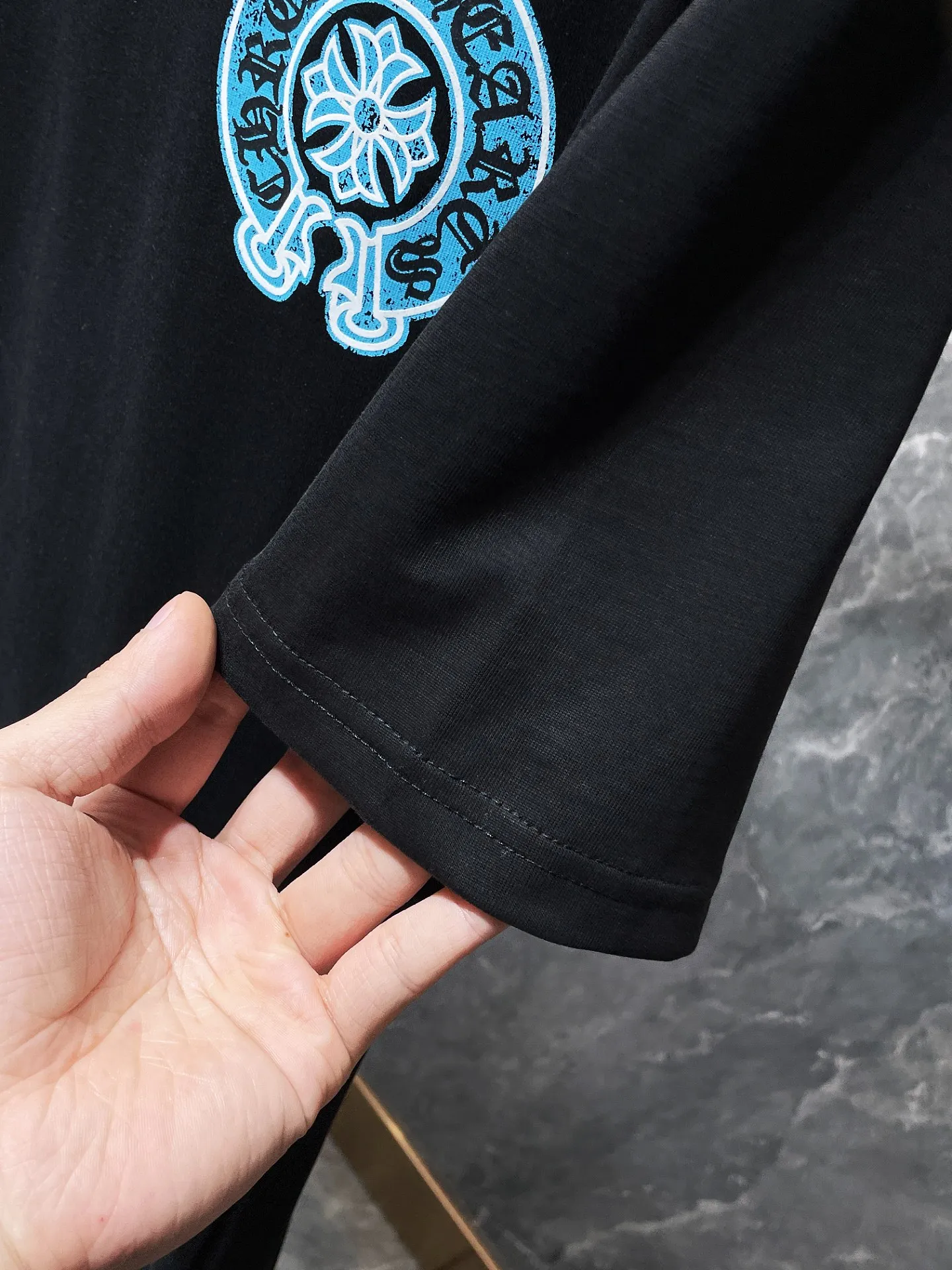 P144 New Chrome Hearts 25ss luminous version for summer! High-weight, environmentally friendly and high-quality top-quality fabric 260g~270g Crow distressed cross luminous short-sleeves. Counter synchronization. Re-engraved version 1:1. Recommended color: black, white. Size: S, M, L, XL.